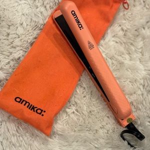 Amika straightener